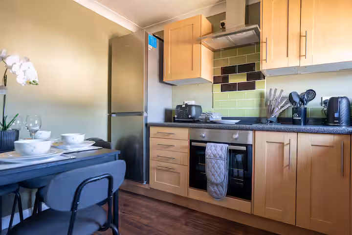 Fully equipped kitchen in contractors accommodation in falkirk