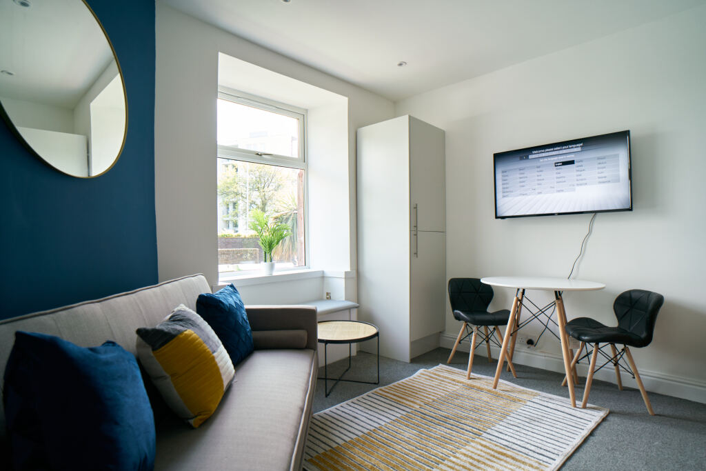 Insurance Stays & Accommodation in Dumbarton in living room